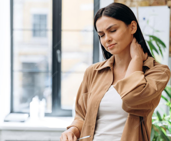 У девушки боли в шее