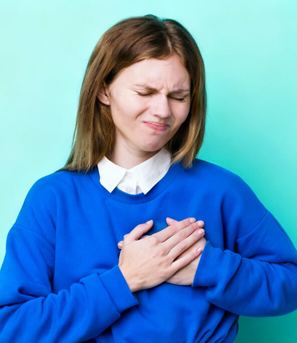 У девушки боли в груди
