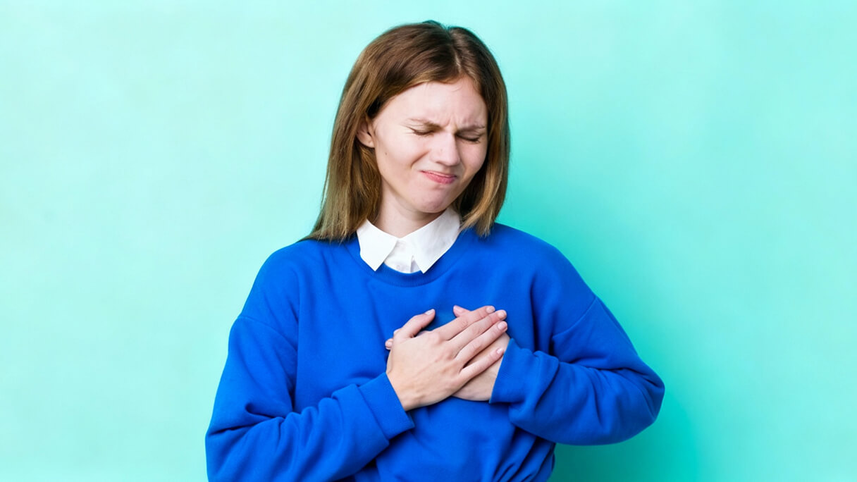 У девушки боли в груди